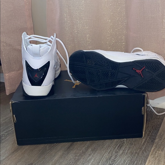 Lightly Worn Jordan Gs Size 5.5 - Picture 4 of 7